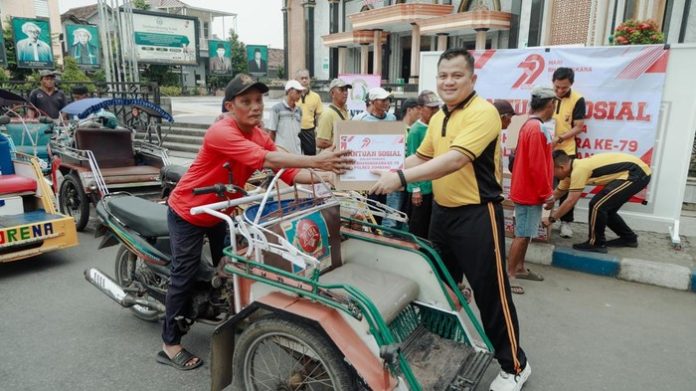 polres-jombang-baikan-paket-sembako-kepada-tukang-becak-dan-juru-parkir-1749886657908_169