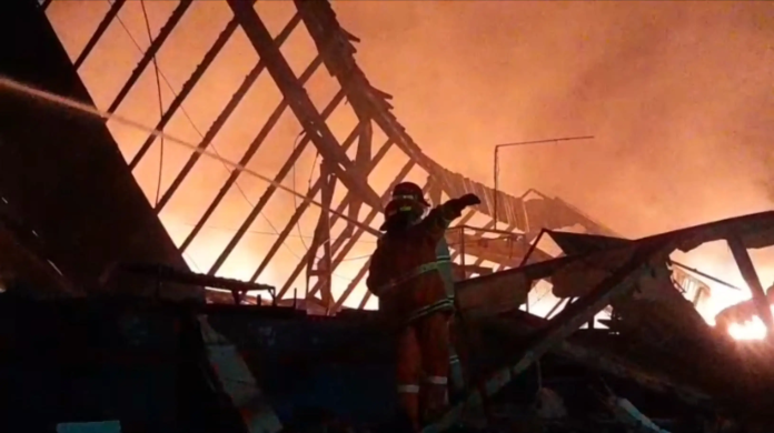 20250707105023-sepatu-kebakaran