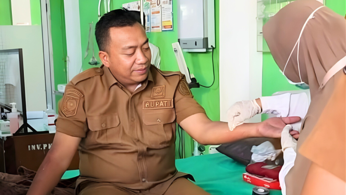 bupati situbondo terjatuh